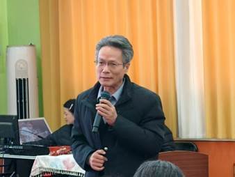 穿着西装笔挺的男子正在演讲AI 生成的内容可能不正确。 穿着西装笔挺的男子正在演讲AI 生成的内容可能不正确。